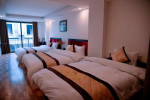 萨帕Hung Vuong hotel的一间客房内的四张床
