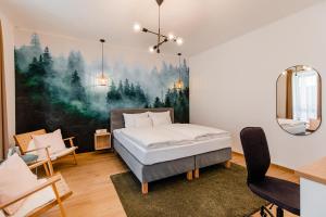 艾斯特根H11 ROOMS ESZTERGOM的卧室配有一张床,墙上挂有绘画作品