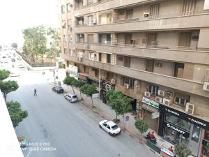 开罗Golden Star Hostel的一条城市街道,汽车停在大楼旁边