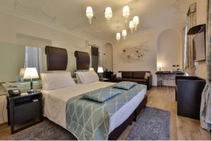 都灵热那亚贝斯特韦斯特PLUS酒店的一间带大床的卧室和一间客厅