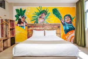 努美阿Gondwana City Art的一间卧室配有一张壁画床