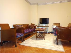 亚的斯亚贝巴Fully furnished condo in the center of addis ababa的客厅配有椅子、桌子和电视