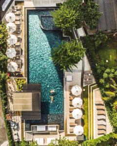 奥南海滩Anana Ecological Resort Krabi-SHA Extra Plus的享有带白色遮阳伞的游泳池的顶部景致