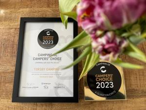 图什比Torsby Camping的一张标志和花的照片