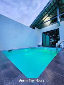 巴佐Amnis Tiny House的一座拥有蓝色灯光的游泳池