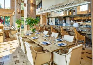新加坡Resorts World Sentosa - Equarius Hotel的一间带长桌和椅子的用餐室