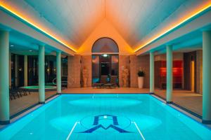 赫龙洛哈维扎特玛维尔酒店的房屋中间的游泳池