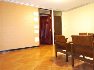 亚的斯亚贝巴Fully furnished condo in the center of addis ababa的一间设有两把椅子和一张桌子的房间,以及一扇门