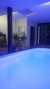 里尔奥利吉尼酒店的一间晚上设有游泳池的房间