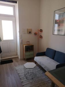 图卢兹Appartement cosy au centre-ville de Toulouse的客厅配有蓝色的沙发和桌子