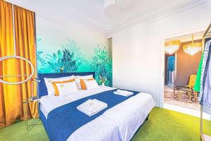索普隆Elisabeth Residence - Home of the Gourmets的一间卧室配有一张带蓝色毯子的大床