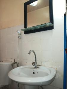 亚的斯亚贝巴Fully furnished condo in the center of addis ababa的一间带水槽、镜子和卫生间的浴室