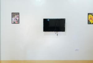 Colonia Parcela Number OneRedDoorz @ Star Jewel Lodge Apayao的白色墙壁上的电视,有三幅画