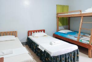 Colonia Parcela Number OneRedDoorz @ Star Jewel Lodge Apayao的一间设有两张双层床的客房