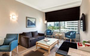 安卡拉安卡拉大都会酒店的客厅配有沙发、椅子和桌子