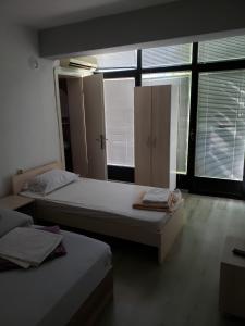 奥赫里德Hostel Bela的一间卧室设有两张床和大窗户