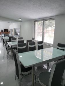 奥赫里德Hostel Bela的一间会议室,配有桌椅和窗户