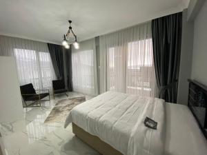 萨潘贾Villa منظر的卧室设有一张白色大床和大窗户