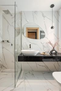 约阿尼纳Petrou Suites的一间带水槽和镜子的浴室