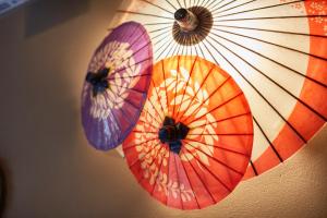 汤泽町Yukinohana的天花板上挂着三把五彩缤纷的伞