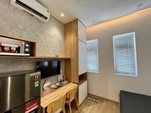 胡志明市PANDORA HOUSE的一间带书桌和冰箱的小厨房