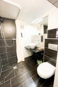 埃朗根瓦利德旅馆的一间带卫生间和水槽的浴室