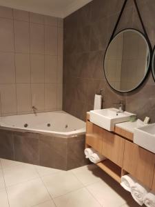 罗马雅典娜一室公寓汽车旅馆的带浴缸、水槽和镜子的浴室
