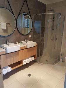 罗马雅典娜一室公寓汽车旅馆的一间带两个盥洗盆和淋浴的浴室