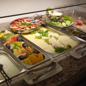 巴特法灵博斯特尔利斯格伦莱科酒店的自助餐,包括各种食物的托盘