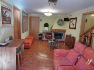 奥伦塞Casa Da Vieira的客厅设有红色的沙发和壁炉
