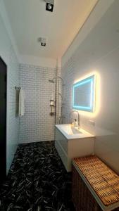 哈林海滩Joy Houses的一间带水槽和窗户的浴室
