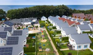 尤斯托尼莫斯基Collins Beach的住宅区空中景观,设有太阳能电池板