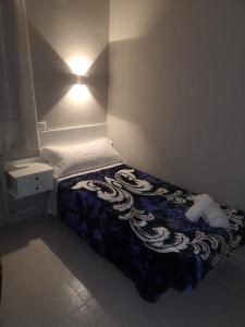 蓬费拉达Hostal Conde de Lemos的小卧室配有一张带蓝白色毯子的床