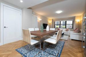 纽约Elegant East Side的客厅配有木桌和椅子