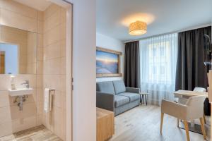 因斯布鲁克因斯布鲁克莱比锡霍夫酒店的酒店客房设有浴室和沙发。