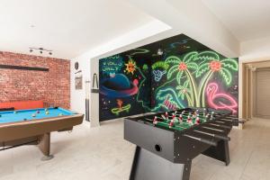 Mikro MetochiLux Villa Mia with Heated Pool, 2km to Beach & Childrens Area!的一间带台球桌和壁画的房间