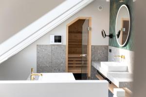 韦斯特兰DAS LORNSEN - Serviced Luxury Apartments的浴室设有2个水槽和镜子
