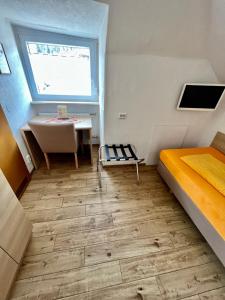 戈特马丁根Hotel-Heilsberg的客房设有床、水槽和桌子。