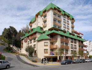 圣卡洛斯-德巴里洛切索芙特巴里洛切酒店的一座带绿色屋顶的大型公寓大楼