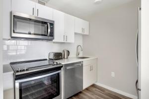 Brookline 1br w gym nr Brookline Village T BOS-852的厨房或小厨房