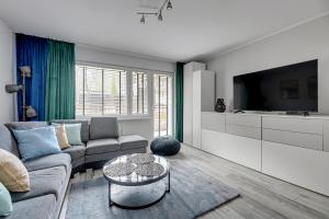 格丁尼亚Comfort Apartments Falista的客厅配有沙发和桌子
