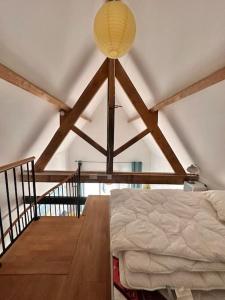 圣利法尔Romantique petite chaumière près de Guérande的一间卧室配有一张床,天花板光线充足