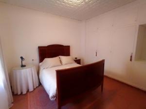 BeniarbeigAcogedora casa de pueblo en Beniarbeig - Alicante Alma的一间卧室配有一张床、一把椅子和一张桌子
