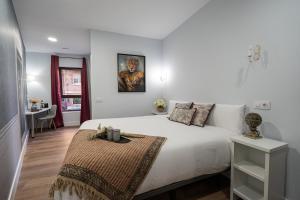 桑坦德Center Suite Acebedos的卧室配有一张白色的大床和一张桌子