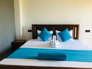 丹不拉Hotel Hanguk Villa的蓝色和白色的床,上面有种动物