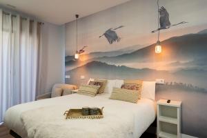 桑坦德Center Suite Acebedos的卧室配有一张大床,墙上有鸟