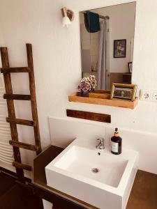 阿德瑙[E] ifeel home_ Adenau的浴室设有白色水槽和镜子