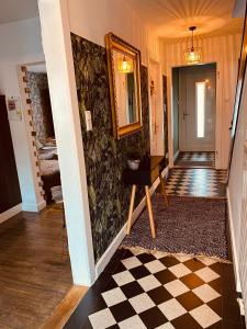 阿德瑙[E] ifeel home_ Adenau的走廊设有 ⁇ 形地板和镜子