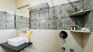 古尔冈BluO 1BHK Medanta Medicity, Kitchen, Balcony, Lift的一间带水槽、镜子和墙壁的浴室