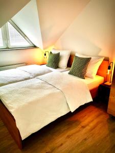 马里博尔Rainbow House Rooms的卧室配有一张带两个枕头的大白色床